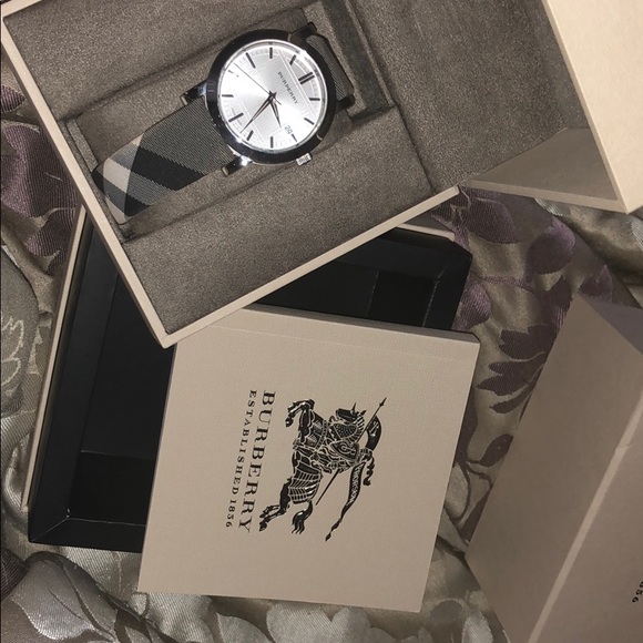 BURBERRY Watch - Picture 4 of 6